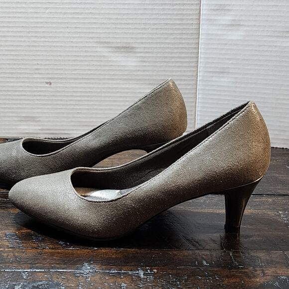 Amelia Grace silver metallic round toe kitten heels Women's size 9 - Picture 2 of 9